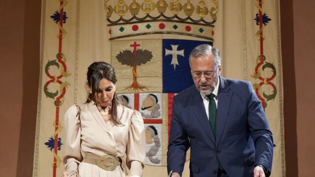 La presidenta del Parlamento aragonés, Marta Fernández, y el presidente de las Cortes y de la Fundación de Castilla y León, Carlos Pollán, suscriben un acuerdo de colaboración