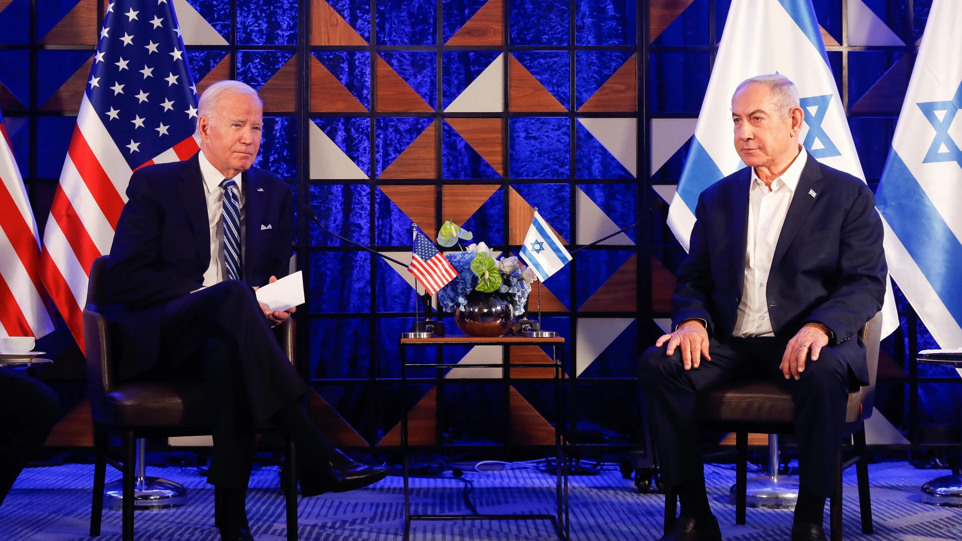 Tel Aviv (Israel), 18/10/2023.- US President Joe Biden (L) and Israeli Prime Minister Benjamin Netanyahu (R) during a joint press confrence in Tel Aviv, Israel, 18 October 2023. President Biden pledged US support for Israel and said the overnight attack on a hospital in the Gaza strip 'appears' to have been caused 'by the other team' EFE/EPA/MIRIAM ALSTER / POOL