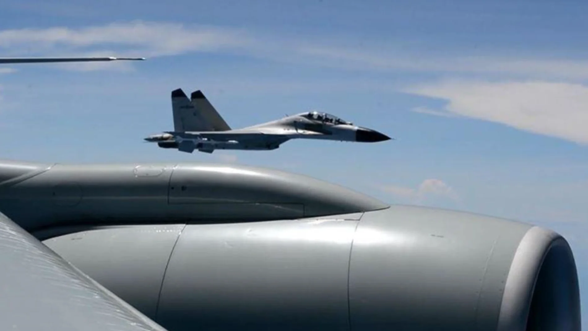Imagen de archivo de aviones chinos hostigando a cazas de combate de EEUU en Asia