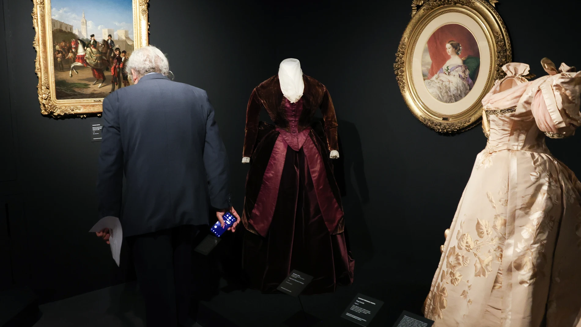Varias prendas de ropa expuestas durante la presentación de la exposición ‘La moda en la Casa de Alba’, en el Palacio de Liria, a 18 de octubre de 2023, en Madrid (España). La Fundación Casa de Alba presenta esta exposición para mostrar el vínculo de la Casa de Alba con el mundo de la moda desde el siglo XIX hasta la actualidad. La muestra propone un diálogo entre la galería de retratos de la familia, realizados por los artistas más relevantes de cada época, junto a exclusivas piezas indument...