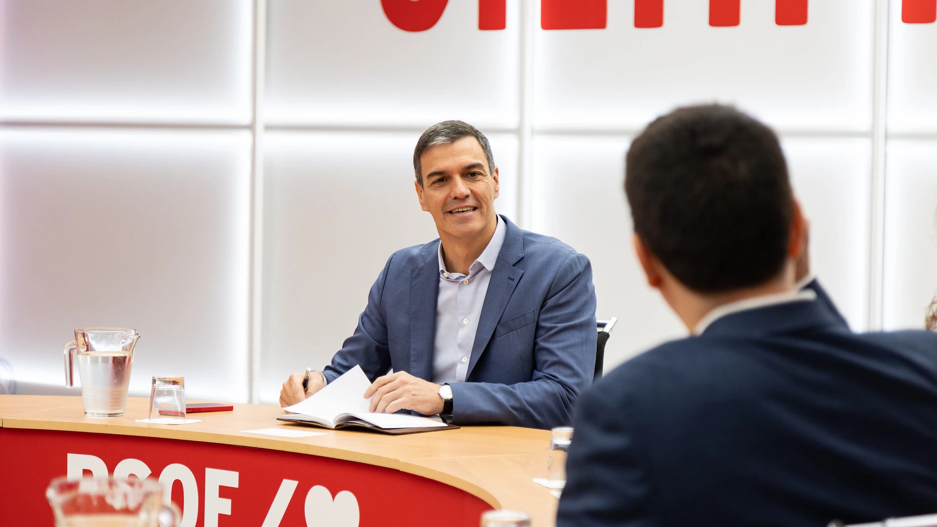 MADRID, 18/10/2023.-El secretario general y presidente del Gobierno en funciones, Pedro Sánchez, durante su reunión junto a la ministra de Ciencia e Innovación en funciones, Diana Morant, con representantes del sector de la ciencia, este miércoles en la sede del PSOE en Ferraz.-EFE/PSOE***SOLO USO EDITORIAL/SOLO DISPONIBLE PARA ILUSTRAR LA NOTICIA QUE ACOMPAÑA (CRÉDITO OBLIGATORIO)***