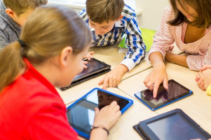 Niños jugando con la tablet 