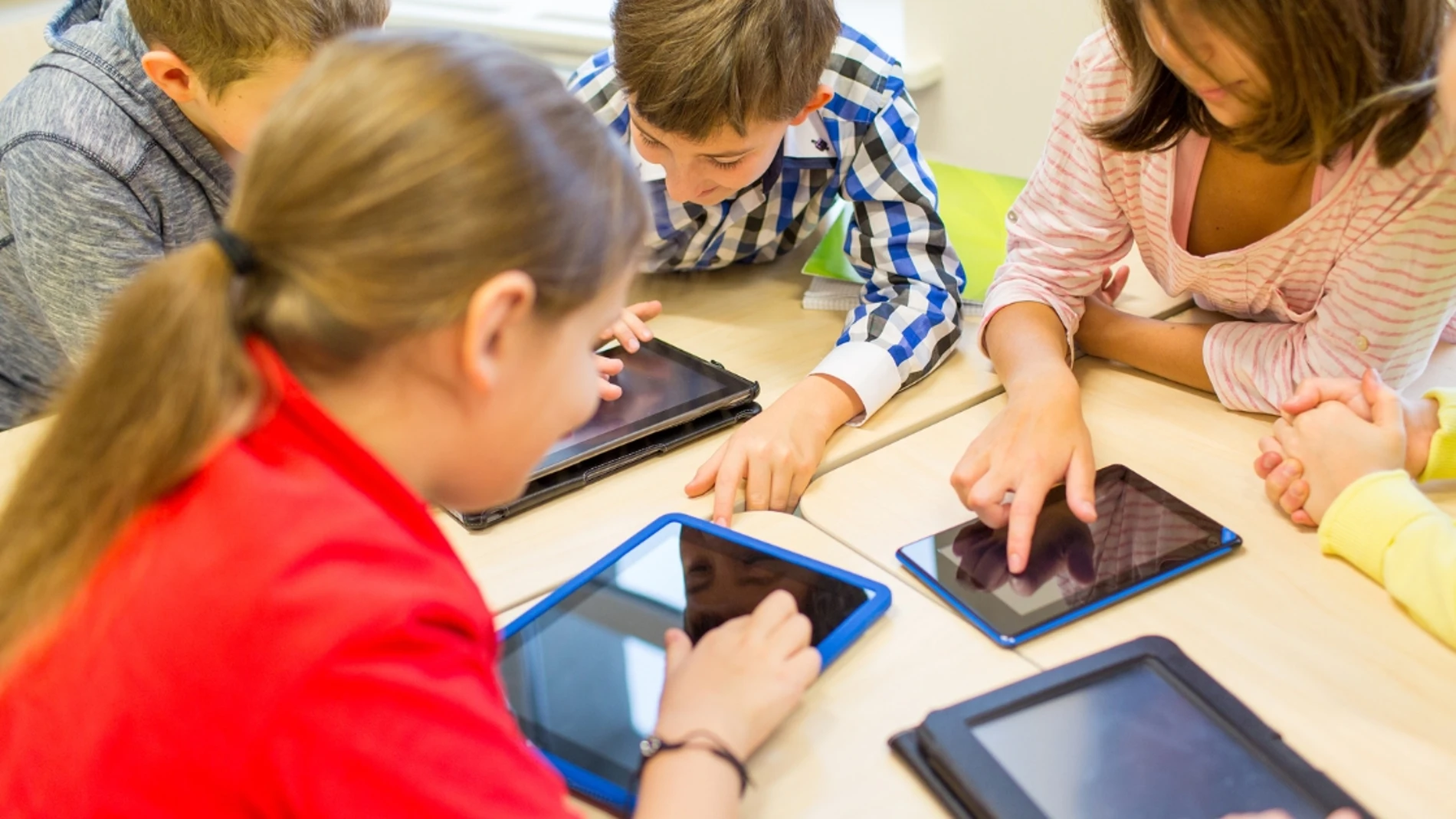 Niños jugando con la tablet