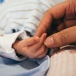Foto de archivo de un bebé y su madre