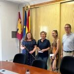 Rocío García Torres (primera por la izquierda), alcaldesa de Paterna, junto a sus concejales