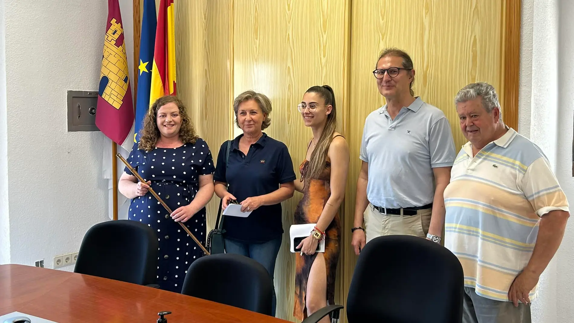 Rocío García Torres (primera por la izquierda), alcaldesa de Paterna, junto a sus concejales