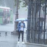 Una persona camina bajo la lluvia 