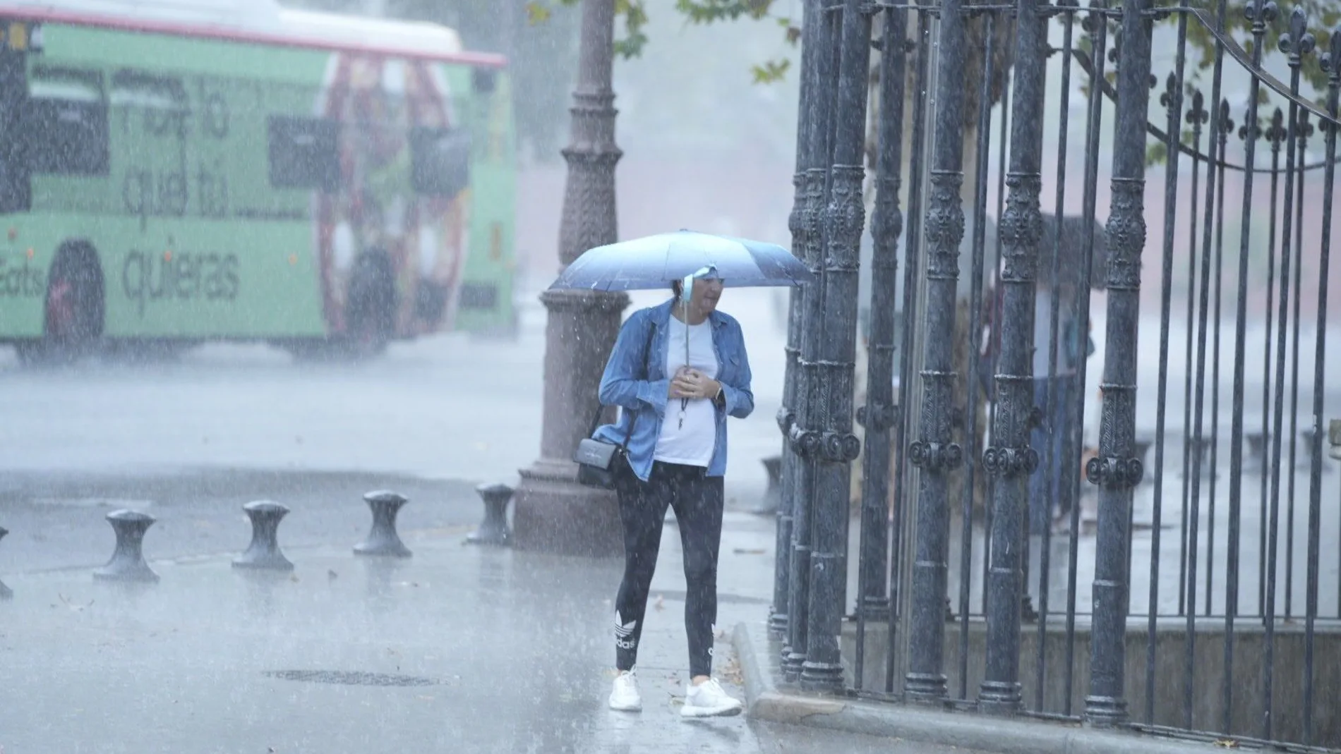 Una persona camina bajo la lluvia