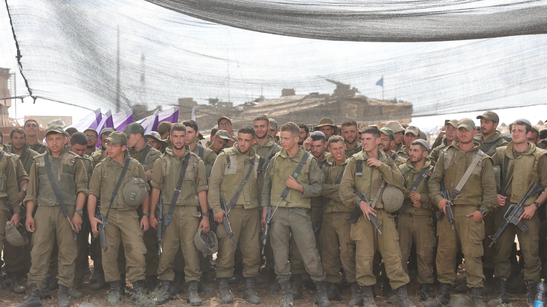 Gaza Border (Israel), 19/10/2023.- Israeli soldiers stationed near the Gaza border, 19 October 2023. More than 3,500 Palestinians and 1,400 Israelis have been killed according to the Israel Defense Forces (IDF) and the Palestinian Health authority since Hamas militants launched an attack against Israel from the Gaza Strip on 07 October. Israel has warned all citizens of the Gaza Strip to move to the south ahead of an expected invasion. EFE/EPA/ABIR SULTAN