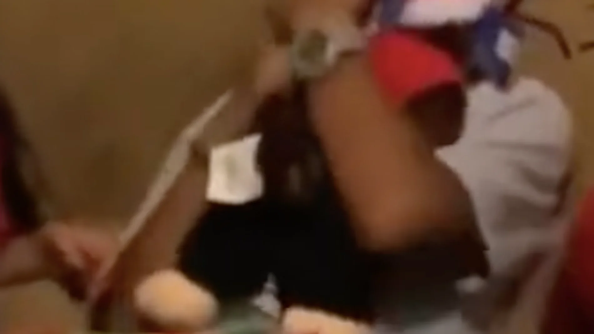 Padre regala un peluche a su hijo que tiene la voz de su madre fallecida
