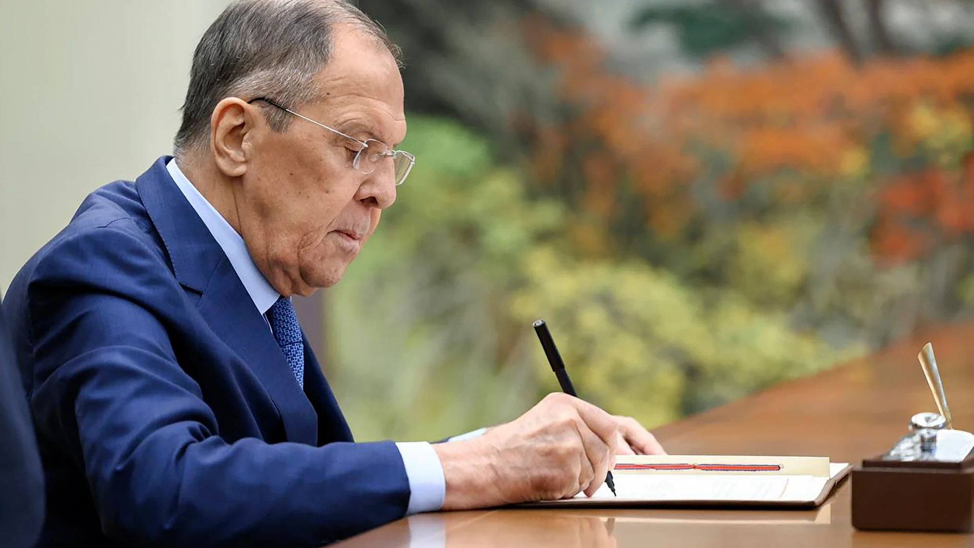 Pyongyang (Korea, Democratic People''s Republic Of), 19/10/2023.- A handout photo made available by the Russian Foreign Ministry press service shows Russian Foreign Minister Sergei Lavrov signing documents during negotiations with North Korean Foreign Minister Choe Son Hui in Pyongyang, North Korea, 19 October 2023. Sergei Lavrov is on a two-day visit to North Korea. The Russian foreign minister said that Moscow plans to develop equal strategic cooperation with the DPRK, despite sanctions fro...