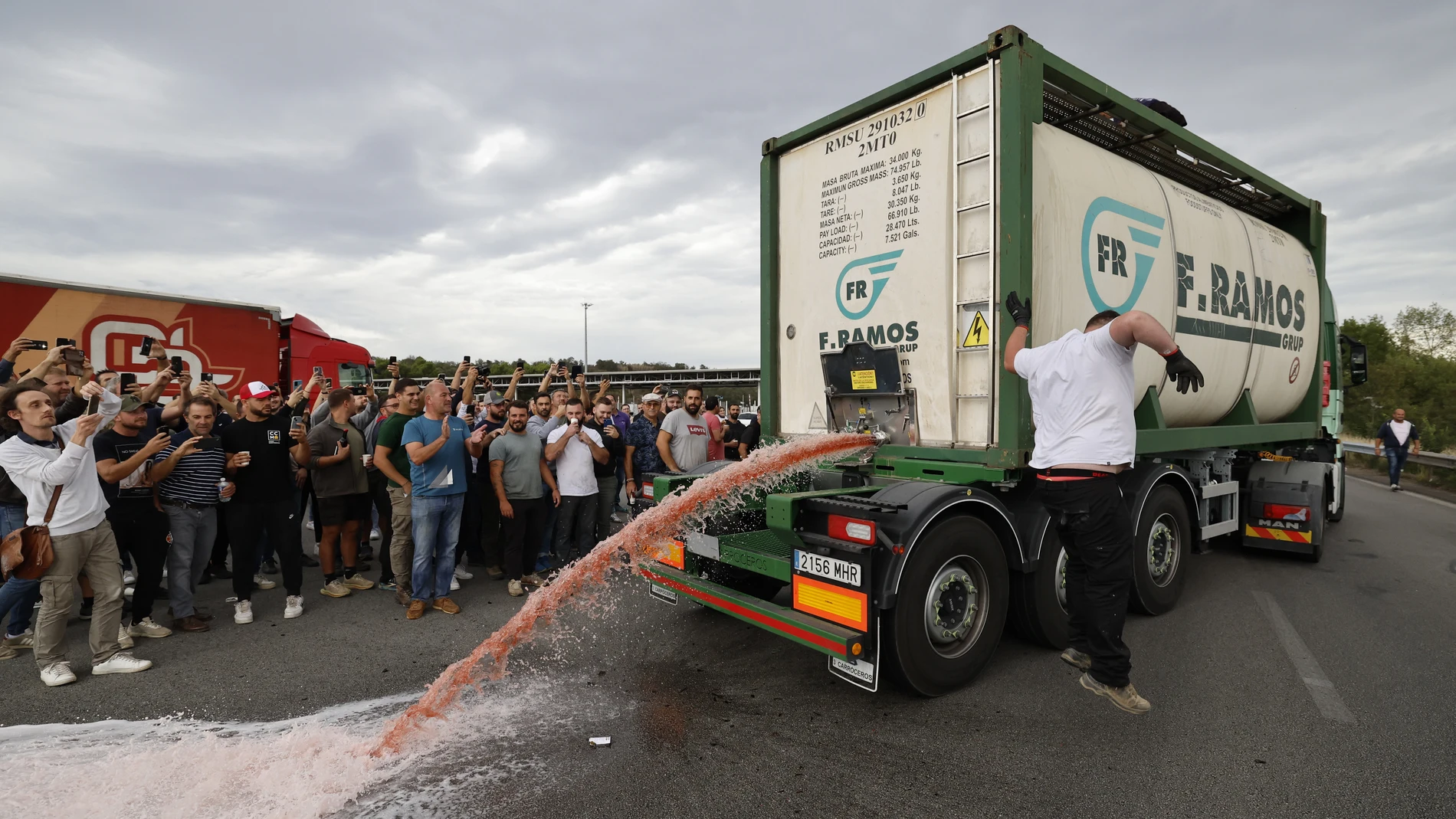 Le Boulou (France), 19/10/2023.- French winemakers destroy a shipment of wine coming from Spain during a demonstration by the tollbooth in Le Boulou, near the Spanish border, south of France, 19 October 2023. Winegrowers and winemakers from south of France are protesting against the introduction of Spanish wines. (Protestas, Francia, España) EFE/EPA/GUILLAUME HORCAJUELO