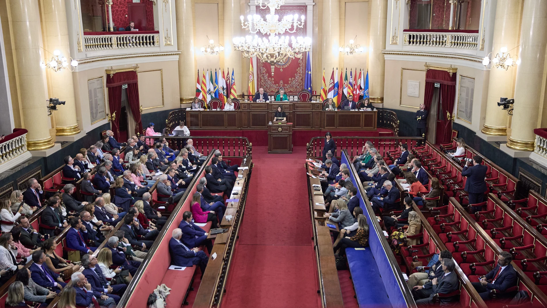 La presidenta de la Comunidad de Madrid, Isabel Díaz Ayuso, interviene durante un debate tras la Comisión General de las Comunidades Autónomas, en el Senado, a 19 de octubre de 2023, en Madrid (España). En la Comisión, Aragonès, ha defendido la amnistía y el referéndum. Antes de llegar, se ha reunido con senadores catalanes de ERC, Junts y PSC, y posteriormente, se verá con los portavoces de Bildu en el Congreso y Senado. Esta comisión ha sido convocada por el Partido Popular, con la ausencia...