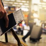Un viajero con su pasaporte y billete de embarque