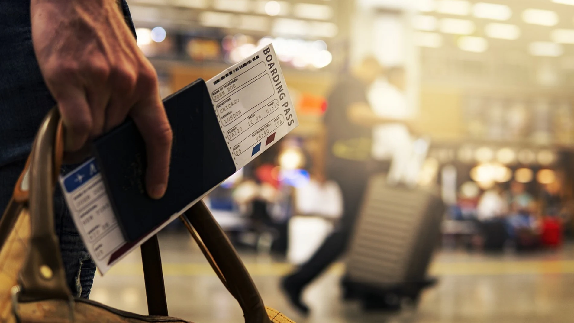 Un viajero con su pasaporte y billete de embarque