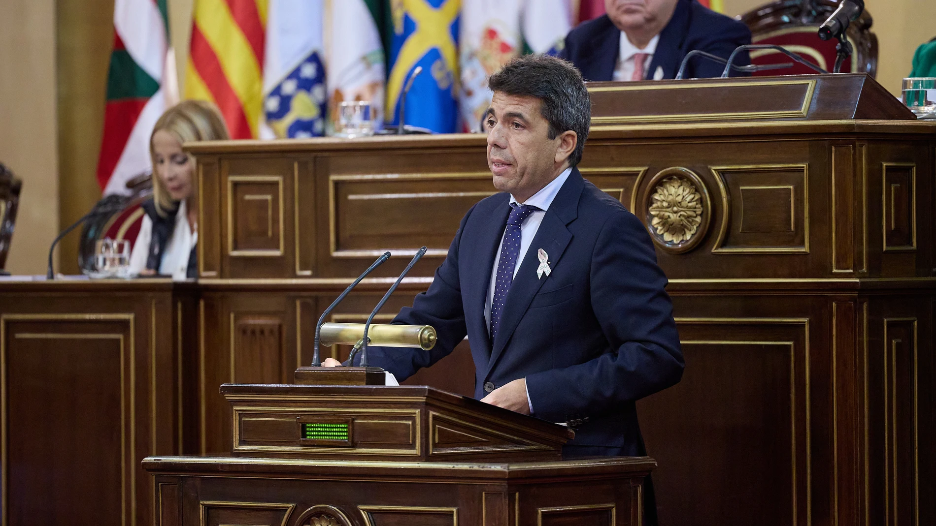 El presidente de la Generalitat valenciana, Carlos Mazón, interviene durante un debate tras la Comisión General de las Comunidades Autónomas, en el Senado, a 19 de octubre de 2023, en Madrid (España). En la Comisión, Aragonès, ha defendido la amnistía y el referéndum. Antes de llegar, se ha reunido con senadores catalanes de ERC, Junts y PSC, y posteriormente, se verá con los portavoces de Bildu en el Congreso y Senado. Esta comisión ha sido convocada por el Partido Popular, con la ausencia d...