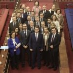 Foto de familia de Fernández Mañueco en la Cámara Alta con los senadores de Castilla y León