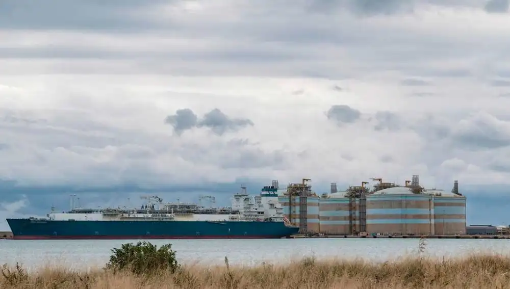 Metanero realizando una recarga de GNL en la planta de regasificación de Sagunto con destino a Europa