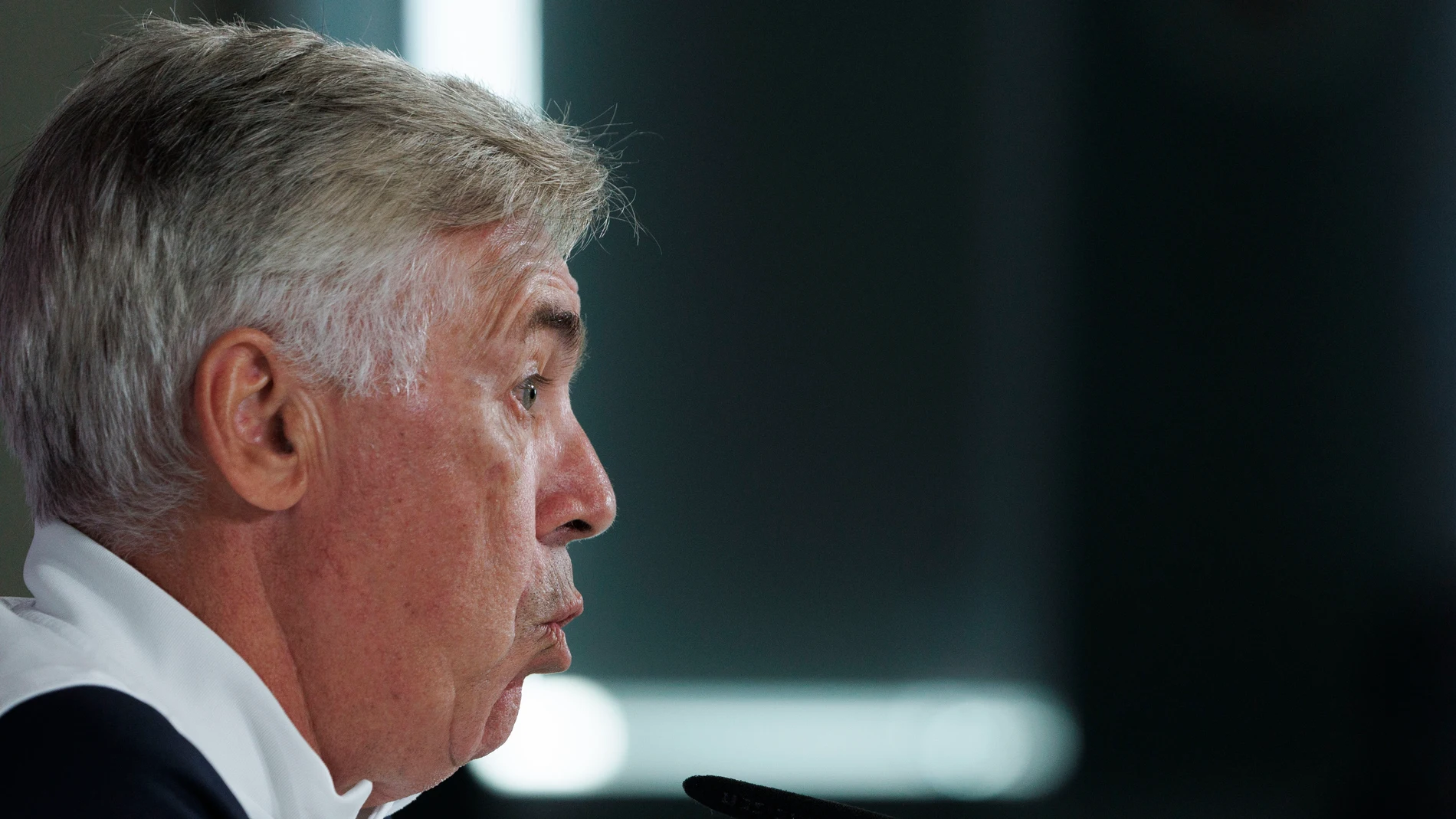 MADRID, 20/10/2023.- El entrenador del Real Madrid, Carlo Ancelotti durante la rueda de prensa posterior al entrenamiento realizado este viernes en la Ciudad Deportiva de Valdebebas en la víspera del partido de LaLiga contra el Sevilla, este sábado en la capital andaluza. EFE/Sergio Pérez