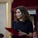 La presidenta de la Comunidad de Madrid, Isabel Díaz Ayuso, interviene durante un debate tras la Comisión General de las Comunidades Autónomas, en el Senado, a 19 de octubre de 2023, en Madrid (España). En la Comisión, Aragonès, ha defendido la amnistía y el referéndum. Antes de llegar, se ha reunido con senadores catalanes de ERC, Junts y PSC, y posteriormente, se verá con los portavoces de Bildu en el Congreso y Senado. Esta comisión ha sido convocada por el Partido Popular, con la ausencia del Gobierno, con el fin de escenificar el rechazo a la amnistía de su poder territori 19 OCTUBRE 2023;COMUNIDADES AUTONOMAS;MADRID;LENGUA;SENADO Jesús Hellín / Europa Press 19/10/2023