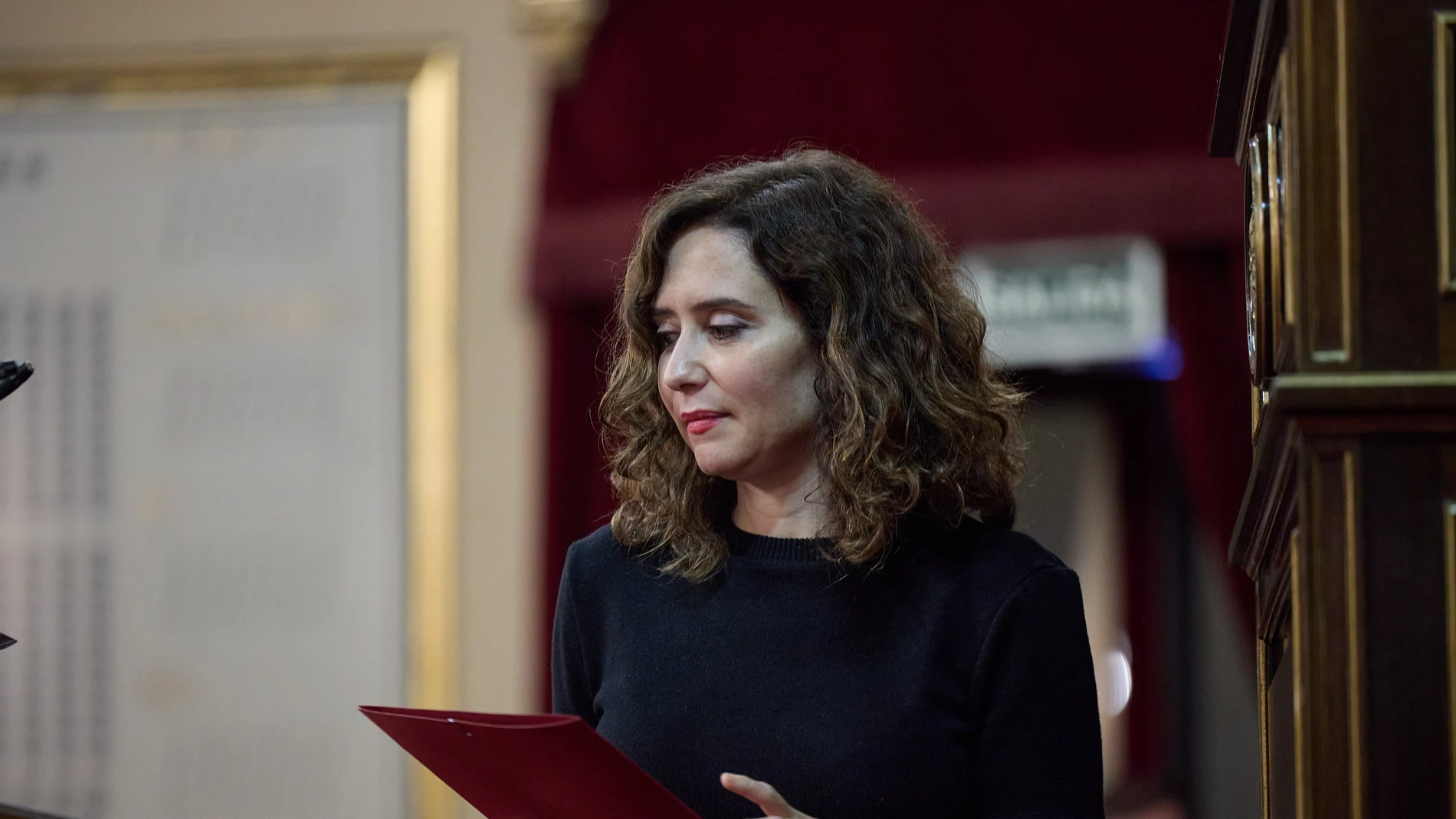 La presidenta de la Comunidad de Madrid, Isabel Díaz Ayuso, interviene durante un debate tras la Comisión General de las Comunidades Autónomas, en el Senado, a 19 de octubre de 2023, en Madrid (España). En la Comisión, Aragonès, ha defendido la amnistía y el referéndum. Antes de llegar, se ha reunido con senadores catalanes de ERC, Junts y PSC, y posteriormente, se verá con los portavoces de Bildu en el Congreso y Senado. Esta comisión ha sido convocada por el Partido Popular, con la ausencia del Gobierno, con el fin de escenificar el rechazo a la amnistía de su poder territori 19 OCTUBRE 2023;COMUNIDADES AUTONOMAS;MADRID;LENGUA;SENADO Jesús Hellín / Europa Press 19/10/2023
