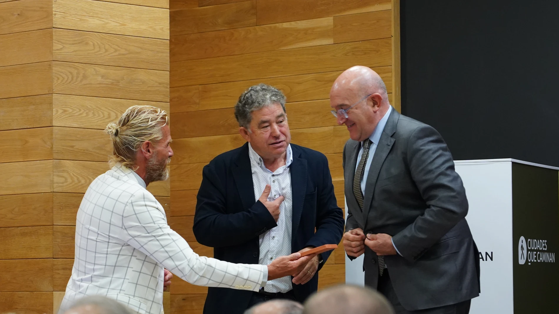 Carnero entrega uno de los premios en este foro celebrado en Valladolid