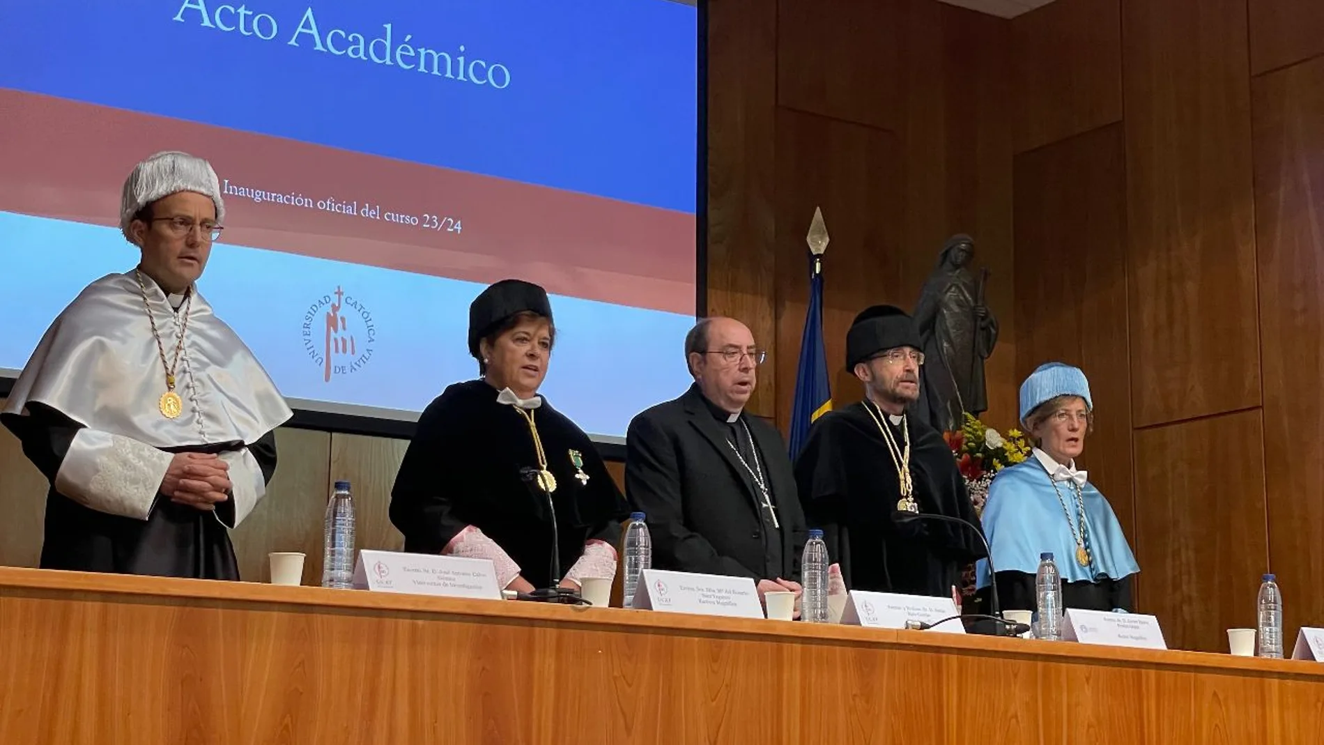 La rectora María del Rosario Sáez Yuguero. inaugura el curso en la UCAV junto a Jesús García Rico y Mercedes Sánchez, entre otros