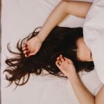 Los peligros de dormir con maquillaje