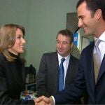 El Príncipe de Asturias saluda a la periodista Letizia Ortiz Rocasolano durante el acto de entrega de los premios Príncipe de Asturias, el pasado mes de octubre, en Oviedo. La Casa Real ha anunciado hoy que el Príncipe y Letizia Ortíz contraerán matrimonio a principios de verano. En el centro de la foto, el director general de RTVE, José Antonio Sánchez.