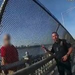 Policía de Nueva York ayuda a un hombre que quiere saltar al vacío