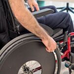 Hombre en silla de ruedas 