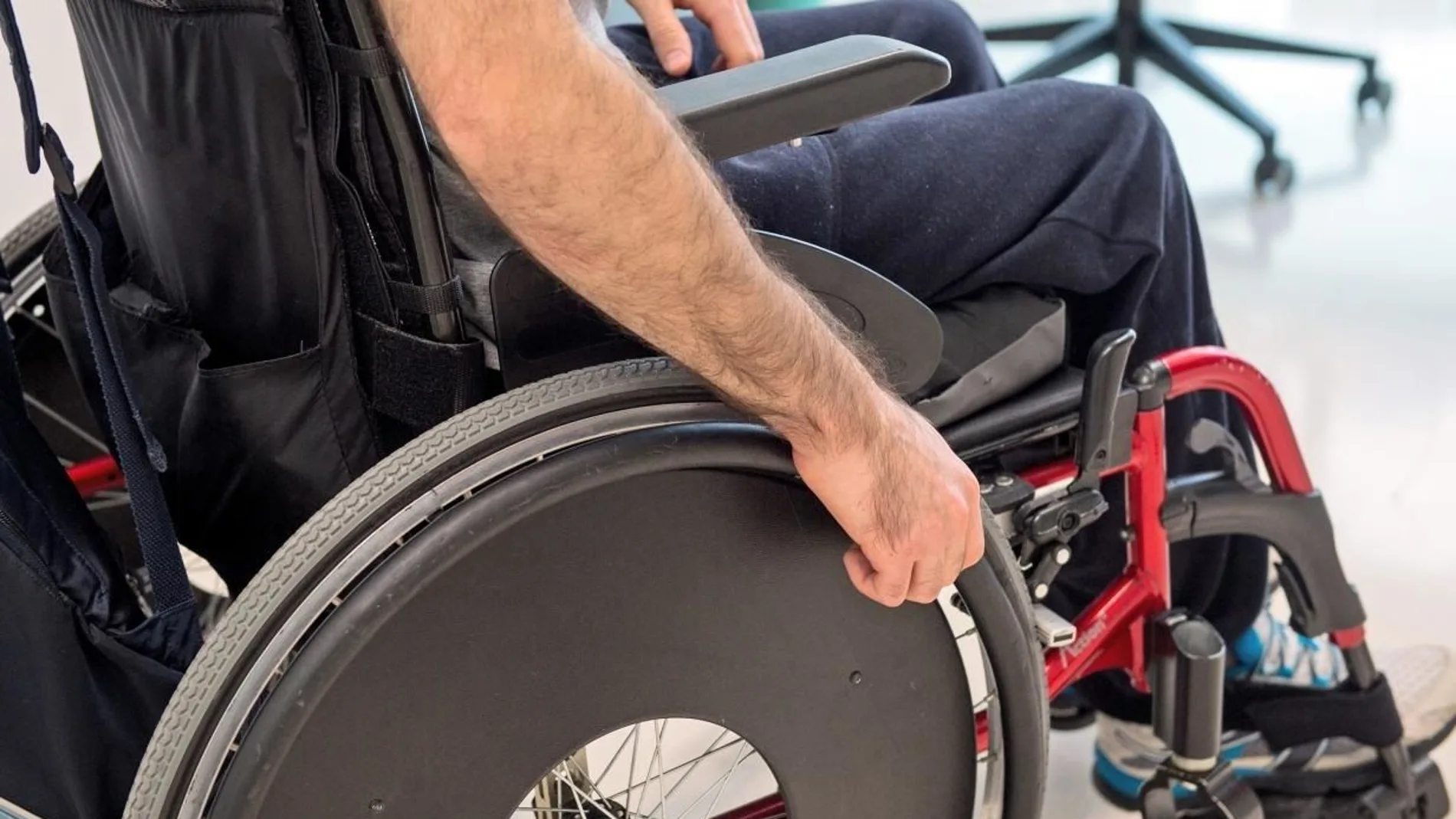 Hombre en silla de ruedas