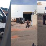 Obreros vuelcan con una excavadora la furgoneta de unos ladrones