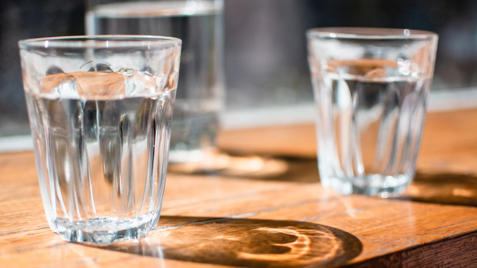 Potencia tu día: por qué deberías empezar cada mañana con un vaso de agua