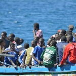 Llega a El Hierro un cayuco con 320 personas, el mayor desde que se abrió la Ruta Canaria en 1994