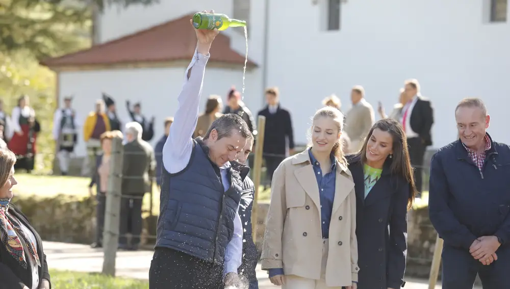 La Reina Letizia (2d) y la princesa Leonor (c) a su llegada a la entrega del Premio al Pueblo Ejemplar de Asturias 2023, a 21 de octubre de 2023, en Arroes, Villaviciosa, Asturias.