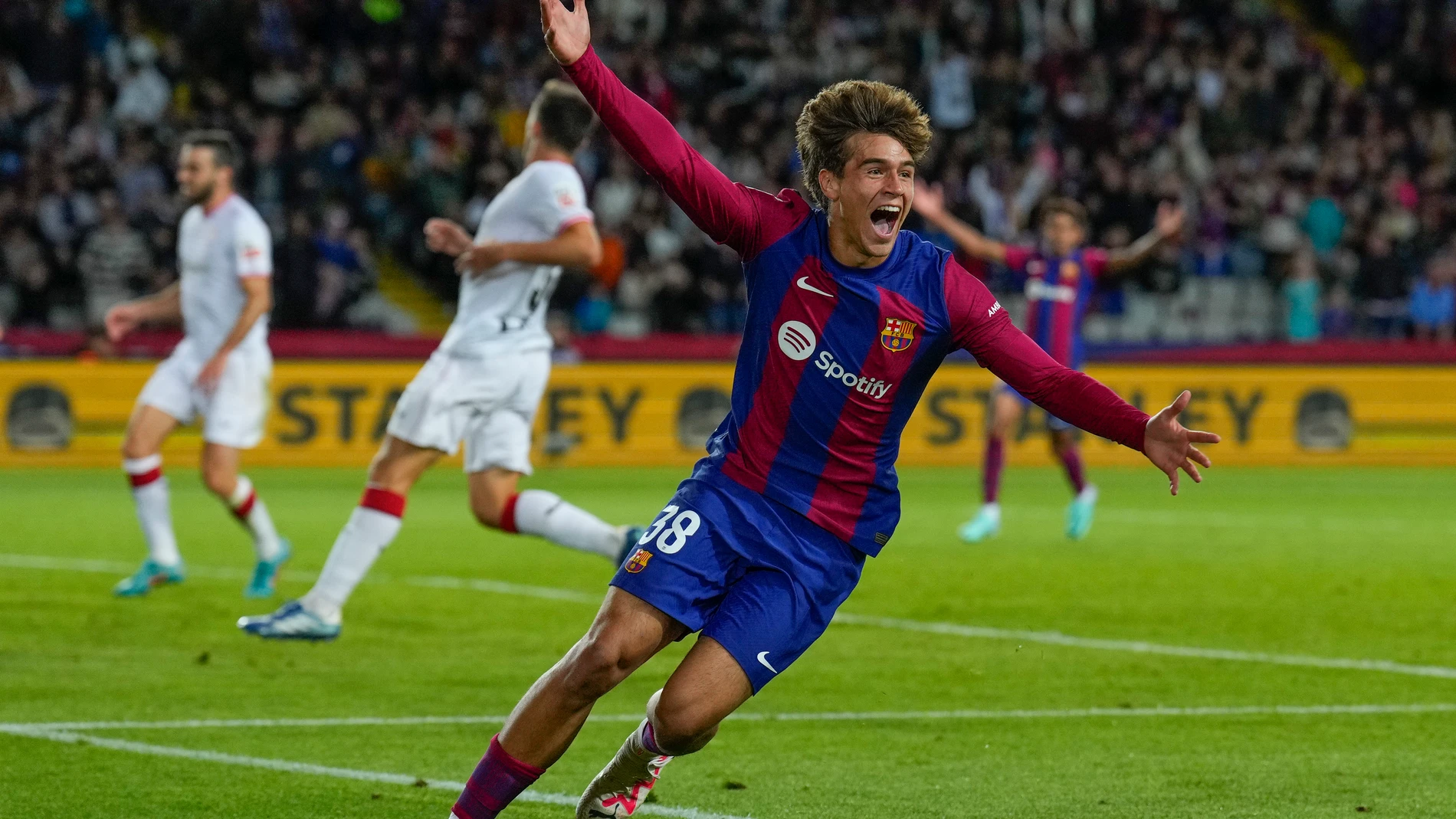 BARCELONA, 22/10/2023.- El canterano debutante del FC Barcelona Marc Guiu (d) anota su primer gol con el primer equipo a los 23'' de saltar al terreno de juego durante el partido de LaLiga entre el Barcelona y el Athletic de Bilbao, este domingo en el Estadi Olimpic Lluis Companys de Barcelona. EFE/ Alejandro Garcia