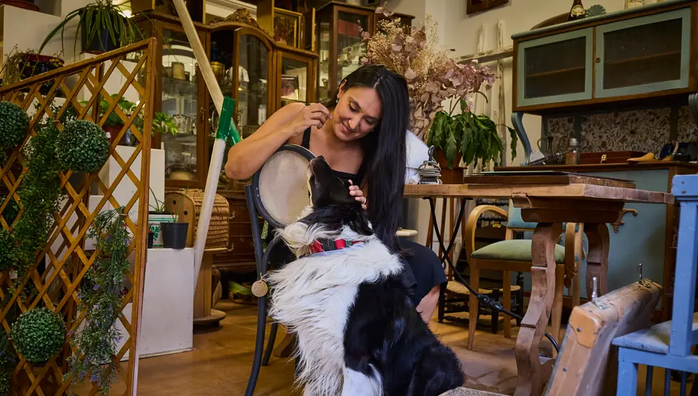 Ana Paola de la Cruz, mexicana, en Antiquísima, Taller de restauración muebles en Madrid.