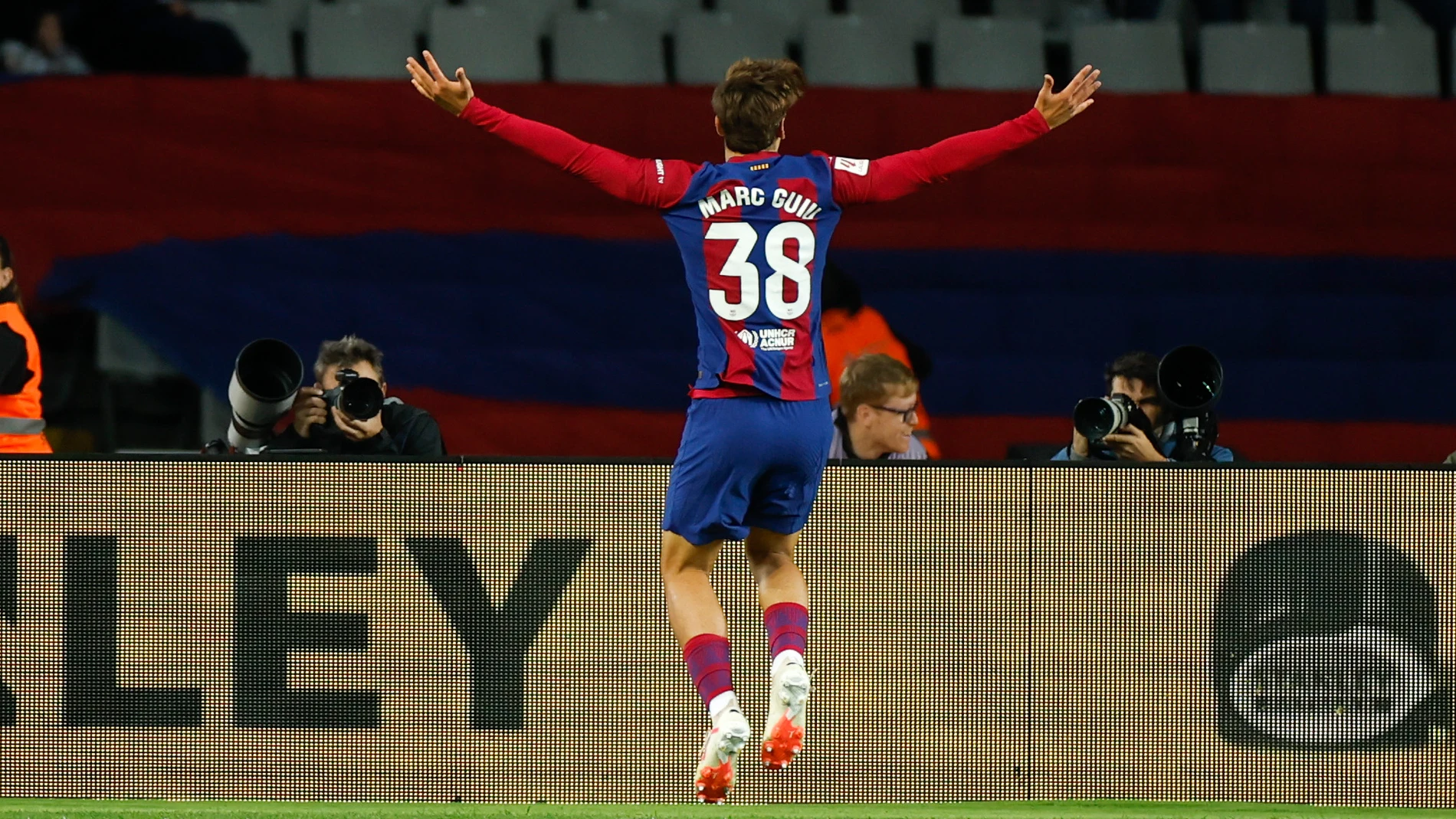BARCELONA, 22/10/2023.- El canterano debutante del FC Barcelona Marc Guiu anota su primer gol con el primer equipo a los 23'' de saltar al terreno de juego durante el partido de LaLiga entre el Barcelona y el Athletic de Bilbao, este domingo en el Estadi Olimpic Lluis Companys de Barcelona. EFE/ Alberto Estevez