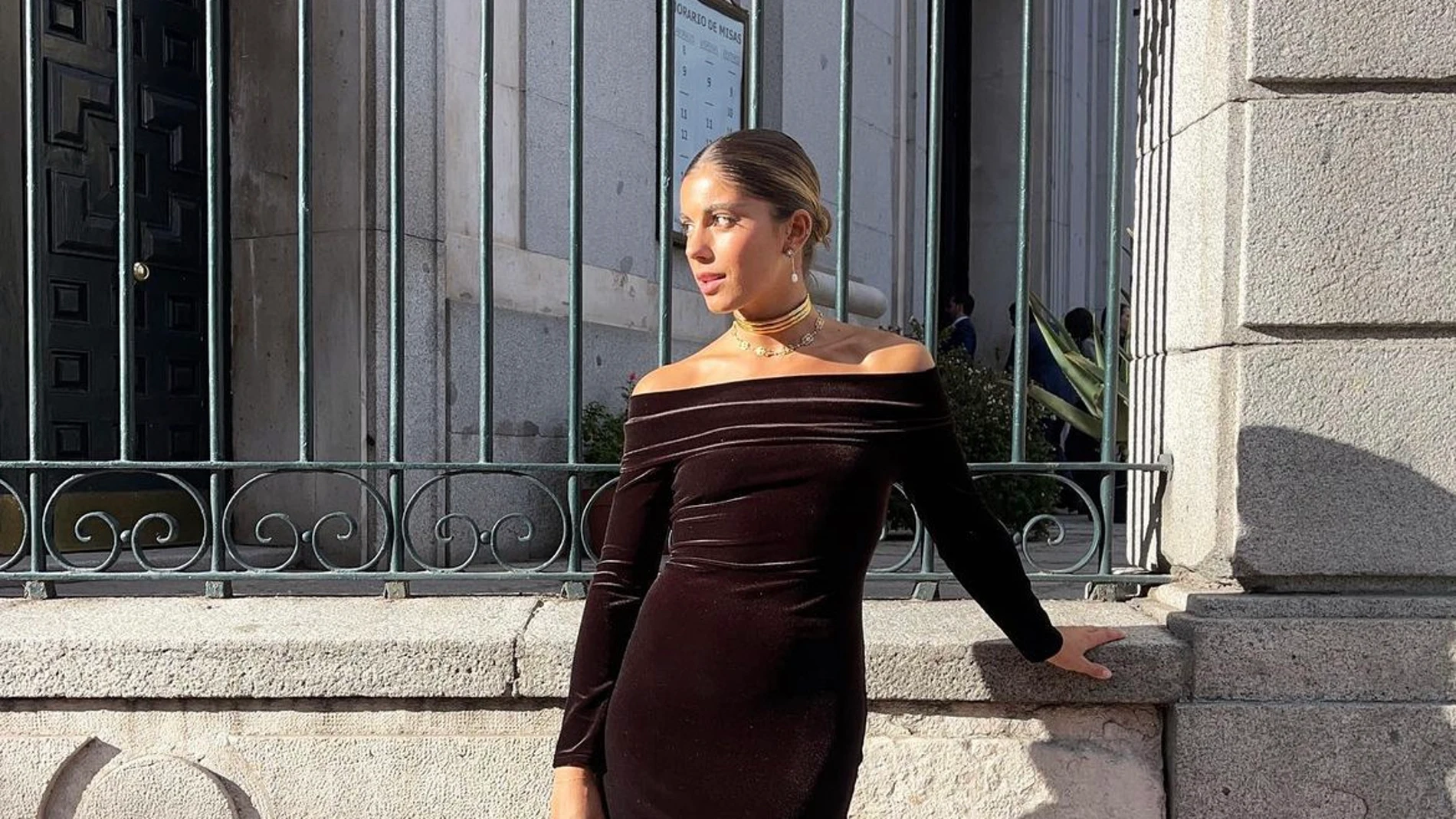 Sara Beceiredo con vestido largo de terciopelo