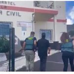 Agentes conducen al detenido a dependencias de la Guardia Civil