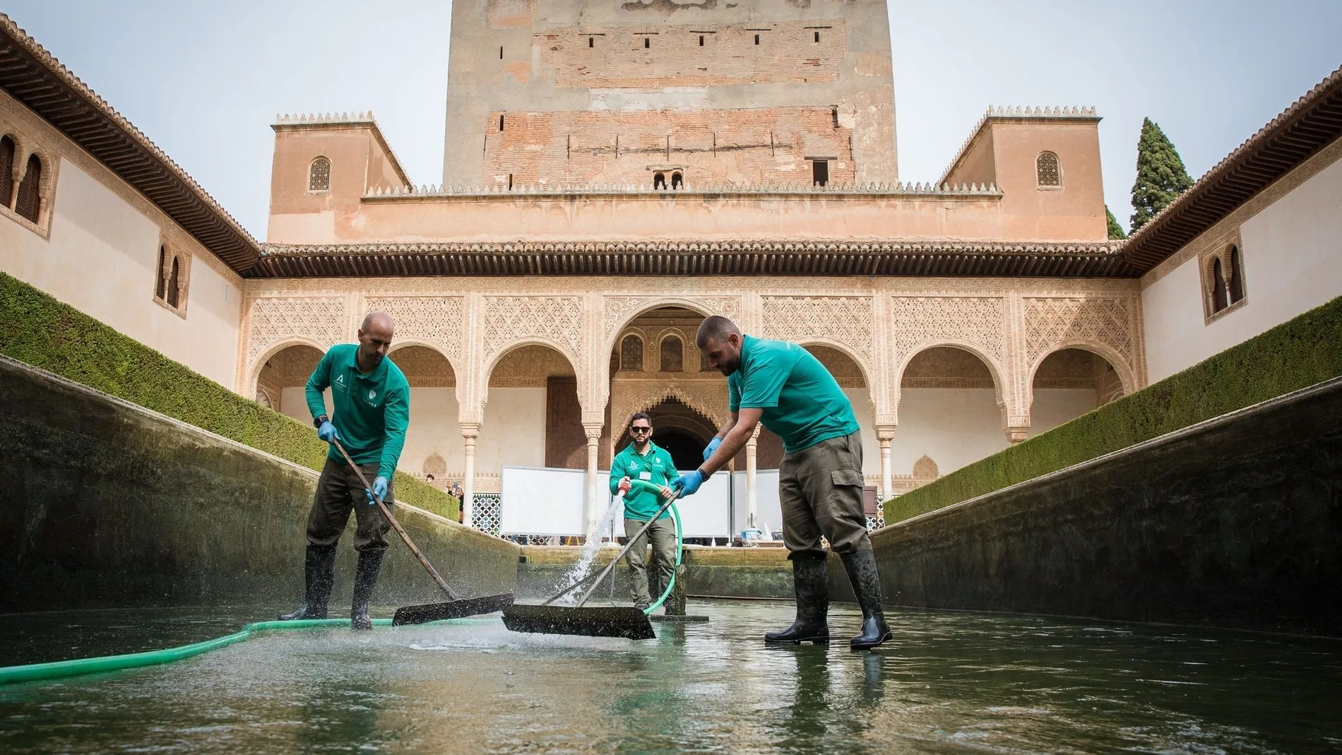 Operarios en el Patio de los Arrayanes