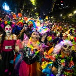 Las catrinas desfilan en Ciudad de México como antesala del Día de Muertos