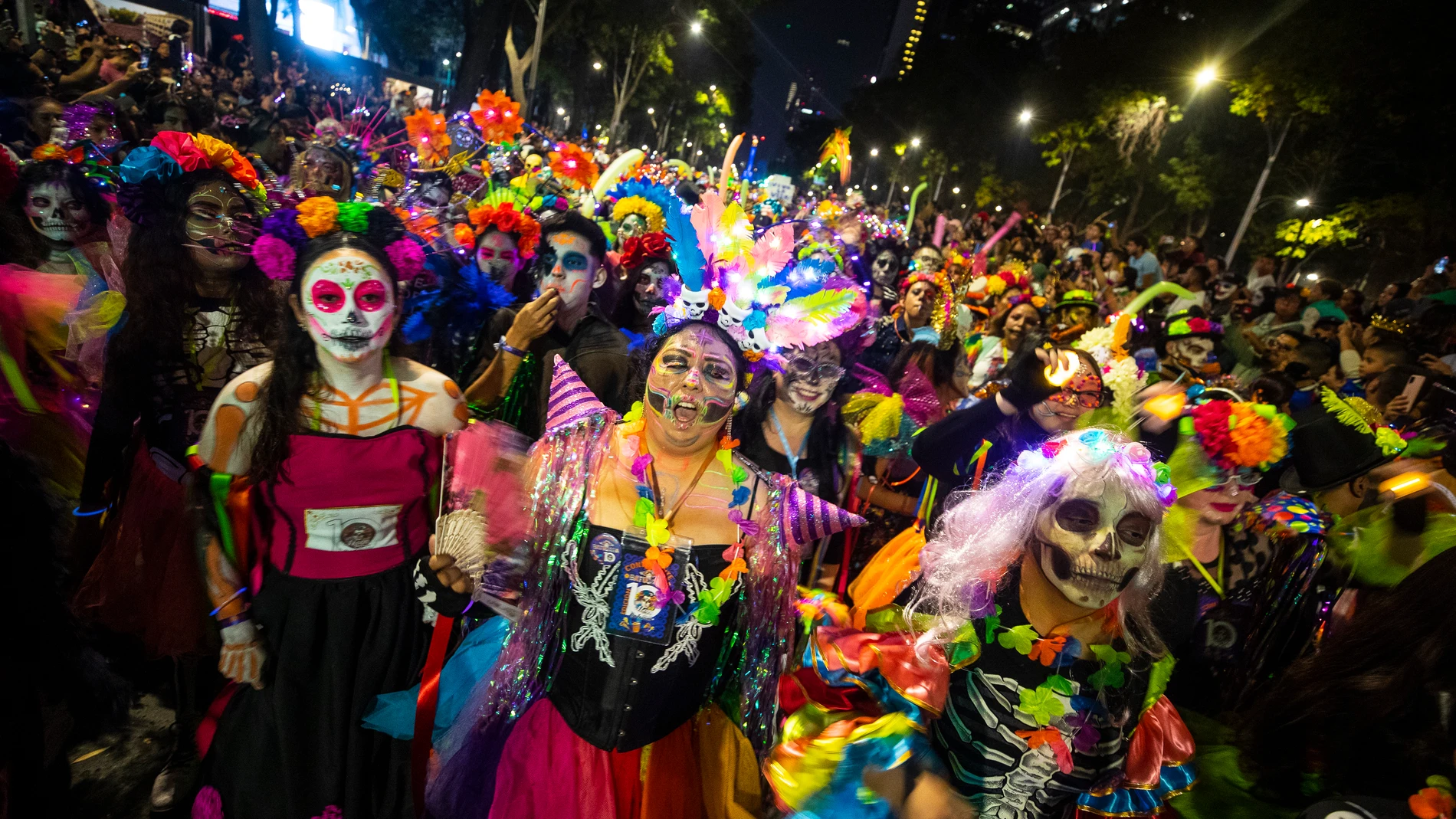 MEX9040.CIUDAD DE MÉXICO (MÉXICO), 22/10/2023.- Personas caracterizadas de Catrinas participan en la Procesión de Catrinas como parte de las celebraciones por el Día de Muertos, en Ciudad de México (México).Decenas de miles de mexicanos y turistas presenciaron este domingo la "Mega Procesión de las Catrinas", un desfile de esqueletos en Ciudad de México que sirve como antesala del Día de Muertos. EFE/Isaac Esquivel