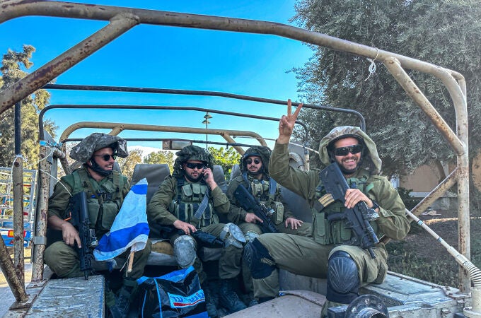 Soldados israelíes esperan la orden para iniciar la operación terrestre en Gaza