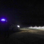 Un vehículo de la Guardia Civil en las inmediaciones de la zona donde Arancha, una joven de 27 años, murió tras ser atacada el lunes 23 de octubre por cinco perros de pastoreo en un camino que une las localidades zamoranas de Roales del Pan y La Hiniesta