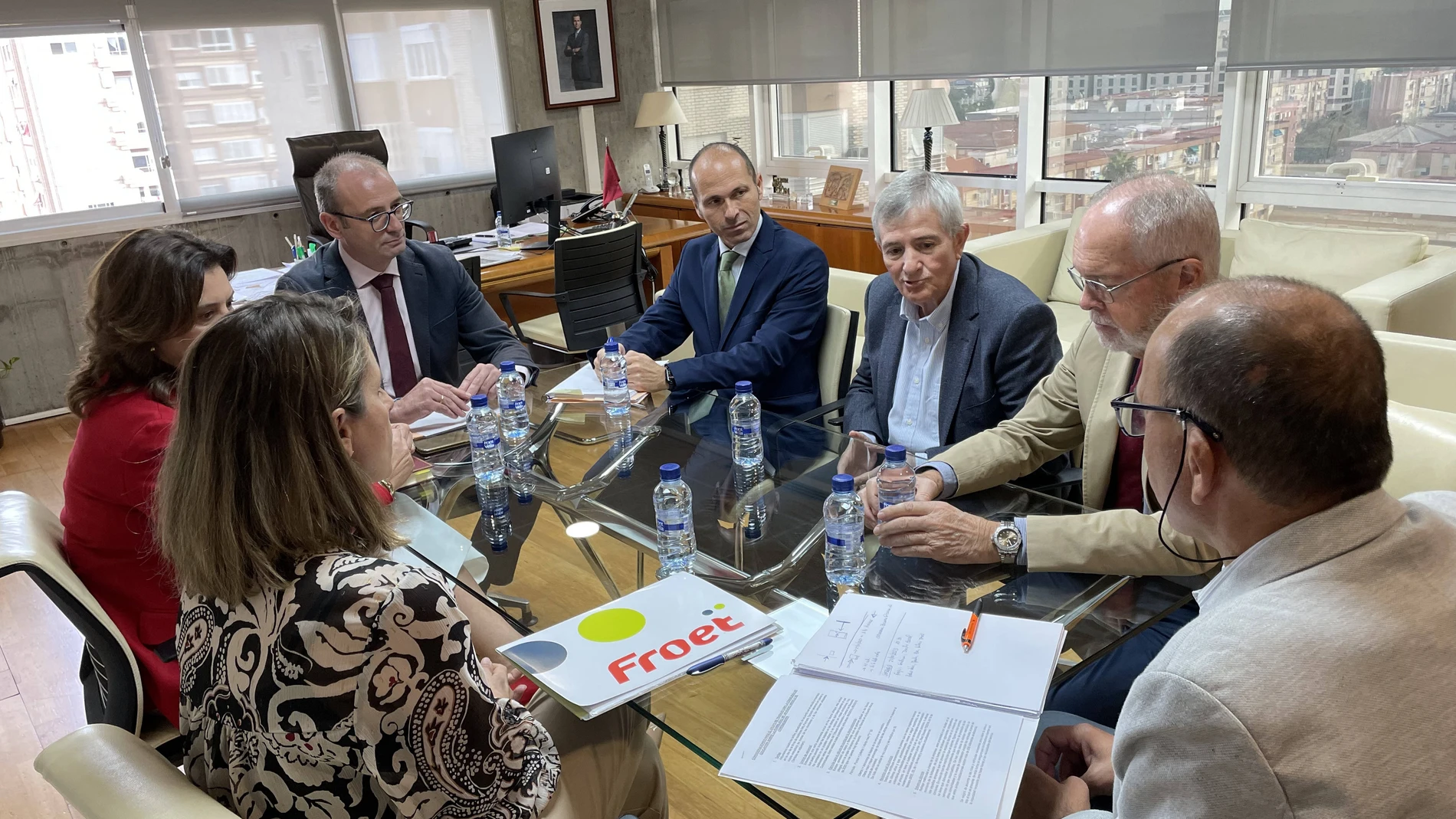 El consejero de Educación, Formación Profesional y Empleo, Víctor Marín, mantuvo un encuentro con el presidente de la Federación Regional de Organizaciones y Empresas de Transporte de Murcia (Froet), Pedro Díaz, y el secretario general de la organización COMUNIDAD 24/10/2023