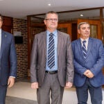 El consejero de Agricultura, Ganadería y Desarrollo Rural, Gerardo Dueñas (C); junto al director general de desarrollo rural, Jorge Izquierdo (I); y el delegado territorial, José Luis Sanz Merino (D); clausuran la jornada ‘Jóvenes y familia agraria. Diversificación de la economía en el medio rural’
