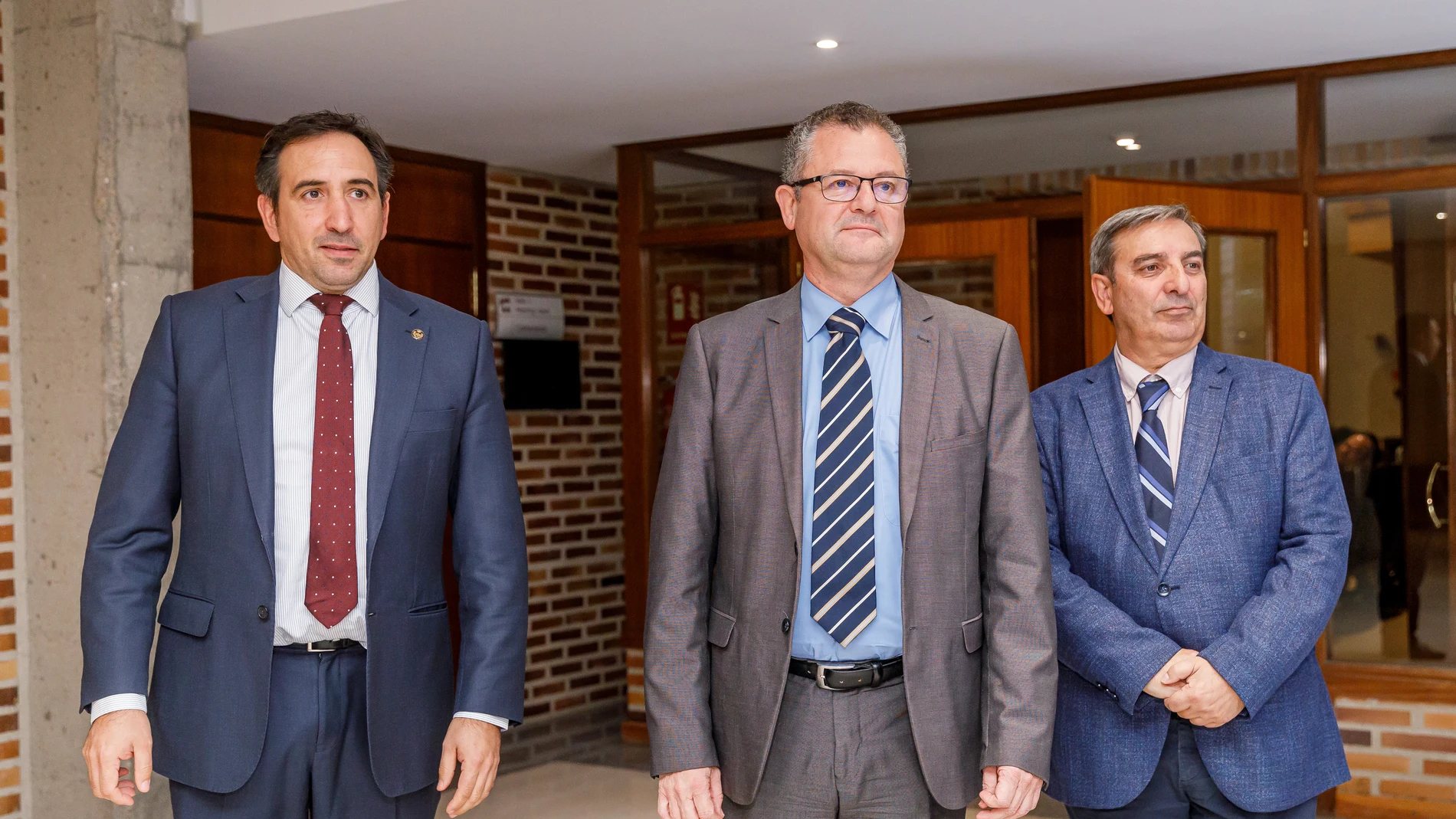 El consejero de Agricultura, Ganadería y Desarrollo Rural, Gerardo Dueñas (C); junto al director general de desarrollo rural, Jorge Izquierdo (I); y el delegado territorial, José Luis Sanz Merino (D); clausuran la jornada ‘Jóvenes y familia agraria. Diversificación de la economía en el medio rural’