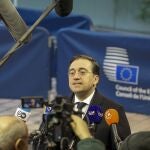 Luxembourg (Luxembourg), 23/10/2023.- Spains's acting Minister of Foreign Affairs, European Union and Cooperation, Jose Manuel Albares speaks to media prior to the Foreign Affairs Council meeting in Luxembourg, 23 October 2023. The Council will hold a discussion on the Russian aggression against Ukraine and exchange views on the situation in Israel and in the region. (Luxemburgo, Rusia, España, Ucrania, Luxemburgo) EFE/EPA/JULIEN WARNAND